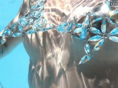 お尻, デカ尻, ブロンド, ハンガリー人, プール, 喫煙, 一人, オッパイの