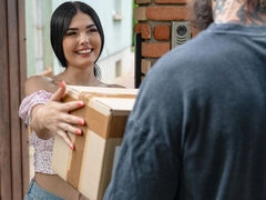 18 ans, Sucer une bite, Brunette brune, En levrette, Seins naturels, Maigrichonne, Adolescente, Nénés