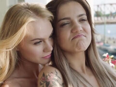 Dormitorio, Rubia, Novia, Lesbiana, Masturbación, Estriptis, Tatuaje, Adolescente
