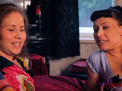 アナル, デカパイ, 茶髪の, チン, 手コキする, 熟年, 淫乱熟女, 息子