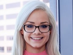 18yo Elsa is super cute, I want her to suck me dry