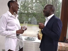 Grosse bite, Gros seins, Sucer une bite, En levrette, Noir ébène, Poilue, Lingerie, Réalité