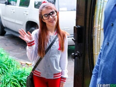 Sucer une bite, Brunette brune, Mignonne, En levrette, Lunettes, Petite femme, Élève, Rasée