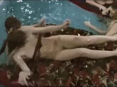 Leie, Grosse titten, Vollbusig, Behaart, Lesbisch, Pool, Öffentlich, Retro