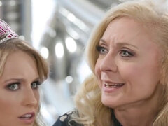 Rubia, Rostro sentado, Abuelita, Lamidas, Madres para coger, Coño, Madrastra, Trio