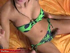 Bikini, Tir de sperme, Gode, Branlette thaïlandaise, Branler, Jeunes transsexuelles thaïlandaises, Transsexuelle, Adolescente