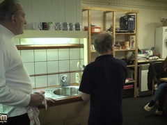 Slaapkamer, Pijpbeurt, Sperma shot, Handbeurt, Zoenen, Vrijster, Slikken, Tiener