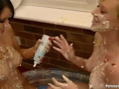 Blonde, Brunette brune, Fétiche, Fétiche des pieds, Hd, Lesbienne, Lingerie, Nénés