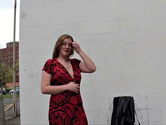 美女, イギリス人, ぽちゃ, 露出狂, 淫乱熟女, 公共, 一人, おもちゃ