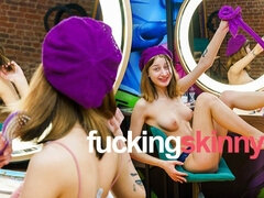 素人, 女, 指いじり, オーガズム, 穴開きパンティ, 剃毛, ガリガリ, 締まりの良い