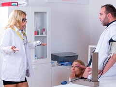 Anal, Gros cul, Grosse bite, Blonde, Médecin, En levrette, 2 femmes 1 homme, Adolescente