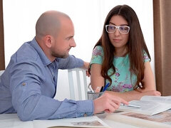 Anal, Chambre à dormir, Grosse bite, Sucer une bite, En levrette, Élève, Maigrichonne, Adolescente