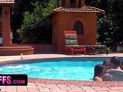 Sucer une bite, Gorge profonde, Le plan cul à quatre, Léchez, Piscine, Chatte, Rasée, Adolescente