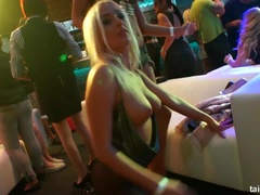 Morena, Club, Bailar, Besar, Lesbiana, Orgía, Fiesta, Estrella porno