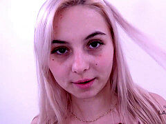 舐める尻, フェラチオ, 車, カワイイ, 指いじり, はじめて, オーガズム, ティーン