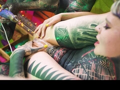 Enthousiasteling, Anaal, Vingeren, Gotisch, Hd, Lesbisch, Trio, Speelgoed