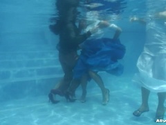 Braunhaarige, Bekleidet, Natürlich, Natürlichen titten, Satin, Strümpfe, Titten, Unter wasser