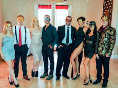 Blonde, En levrette, Groupe, Branlette thaïlandaise, Masque, Orgie, Fête, Chevaucher