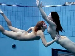 Amateur, Morena, Checa, Piscina, Público, Sexo soft, Tetas, Bajo el agua