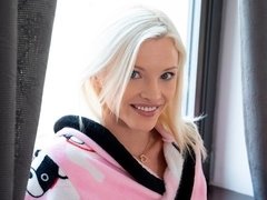 En levrette, Doigter, Béant, Masturbation, Rasée, Solo, Dénudage, Adolescente