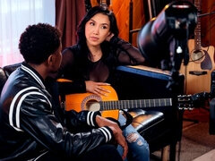 In den arsch, Asiatisch, Braunhaarige, Hundestellung, Hardcore, Interrassisch, Milf, Titten