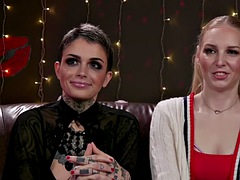 Sadomasochismus, Domination, Füsse, Fetisch, Freundin, Lesbisch, Lingerie, Tätowierung