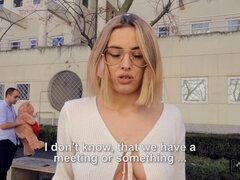 Lieveling, Sperma in gezicht, Brillen, Handbeurt, Hardcore, Natuurlijke tieten, Openbaar, Tatoeage