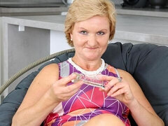 Grosser arsch, Grosse titten, Blondine, Fingern, Reif, Kurzes haar, Solo, Entkleiden