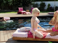 舐める尻, デカチン, ブロンド, フェラチオ, 中出し, バック, キス, アウトドア