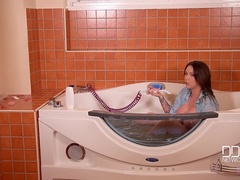 Bad, Grosser arsch, Grosse titten, Orgasmus, Muschi, Rasiert, Tätowierung, Zwillinge