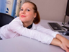 Leie, Grosser arsch, Grosse titten, Fingern, Masturbation, Büro, Schulmädchen, Entkleiden