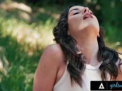 Tussi, Braunhaarige, Hardcore, Küssen, Lesbisch, Realität, Spanisch, Titten