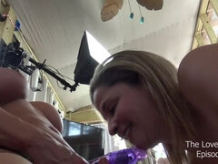 Bruinharig, Rondborstig, Interraciaal, Lesbisch, Likken, Kut duiken, Voorbinddildo, Nat