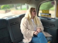 ブロンド, フェラチオ, 車, カップル, イく瞬間, 顔射, 足コキ, 毛深い