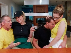 Rubia, Mamada, Estilo perrito, Pajear, Besar, Lamidas, Madres para coger, Coño