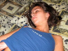 Sucer une bite, Brunette brune, En levrette, Lingerie, Pénis, Rasée, Adolescente, Nénés