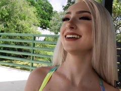 Grote lul, Grote mammen, Blond, Pijpbeurt, Openbaar, Tieten likken