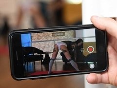 Grosser arsch, Blasen, Braunhaarige, Hundestellung, Masturbation, Milf, Entkleiden, Tätowierung