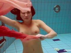 Gros seins, Brunette brune, Robe, Fétiche, Piscine, Public, Adolescente, Mouillée