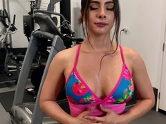 Blasen, Braunhaarige, Sporthalle, Solo