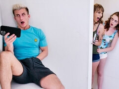 Enthousiasteling, Grote mammen, Pijpbeurt, Hondjeshouding, Kwartet, Natuurlijke tieten, Tiener, Tieten likken