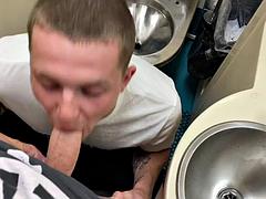 Leie, Grosser schwanz, Paar, Sperma im mund, Schwul, Hardcore, Öffentlich, Dusche