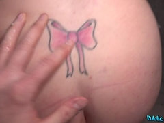 Enthousiasteling, Amerikaans, Grote mammen, Pijpbeurt, Sperma shot, Spijkerbroeken, Kort haar, Tatoeage