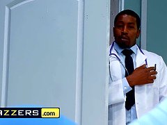 In den arsch, Grosser schwanz, Schwarz, Blasen, Arzt, Interrassisch, Milf, Schreiend