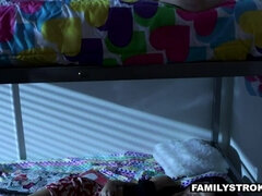 Gros cul, Noire, Brunette brune, Tir de sperme, Queue, Dortoir, Faciale, Jupe