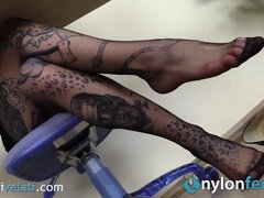Amateur, Hembra, Fetiche de pies, Hd, Secretaria, Solo, Medias largas, Tatuaje