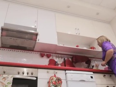 Blond, Keuken, Rijpe lesbienne, Moeder die ik wil neuken, Moeder, Spion, Stiefmoeder, Onder de rok