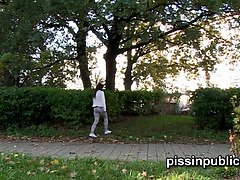 Tussi, Blondine, Braunhaarige, Nahaufnahme, Hd, Im freien, Pissen, Unter dem rock