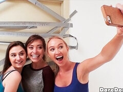 Enthousiasteling, Grote kont, Grote lul, Pijpbeurt, Hondjeshouding, Natuurlijke tieten, Feest, Tieten likken