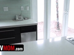 Sucer une bite, Brunette brune, Plantureuse, Gorge profonde, Mère que j'aimerais baiser, Tabou, Branlette espagnole, Nénés